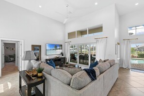 Smart TV, DVD player, pebolim, mesa de pingue-pongue