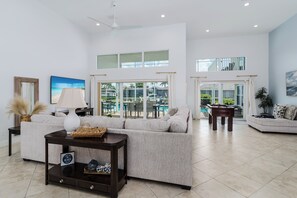 Smart TV, DVD player, table football, ping pong - Stunning waterfront home, with HUGE POOL! (Marco Island)