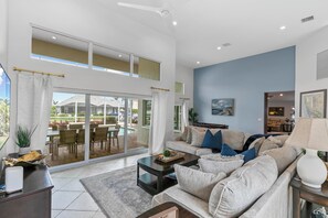 Smart TV, DVD player, pebolim, mesa de pingue-pongue