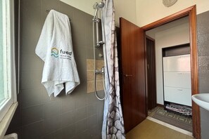 Shower, bidet, towels - CN017 – Cesenatico, One-Bedroom Apartment Near the Sea with Parking (Cesenatico)