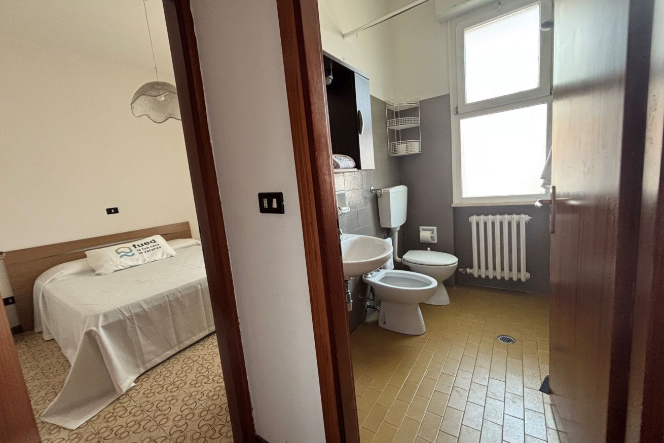 Een douche, een bidet, handdoeken