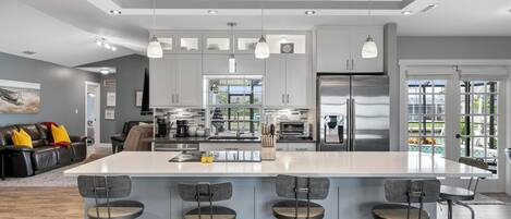 Refrigerador, microondas, horno, placa de cocina