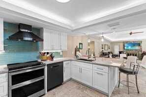 Fridge, microwave, oven, stovetop - Captivating Waterfront Getaway Makes for a Tranquil Paradise (Marco Island)