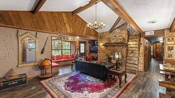 TV connectée, cheminée, livres