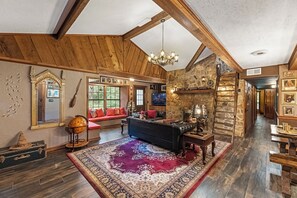 Smart TV, fireplace, books - HARRY POTTER THEMED COTTAGE (Onalaska)