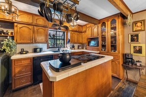 Fridge, microwave, oven, stovetop - HARRY POTTER THEMED COTTAGE (Onalaska)