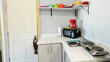 Jääkaappi, mikroaaltouuni, kahvin-/teenkeitin