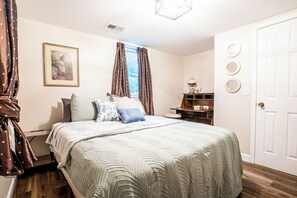 3 bedrooms, desk, iron/ironing board, free WiFi