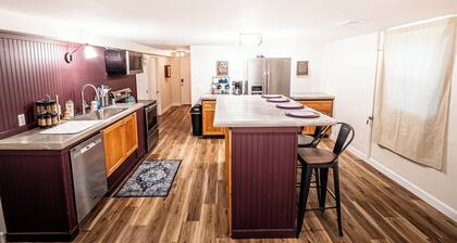 Lower Anderson Cottage: near airport, golf course, winery, stadium and more!