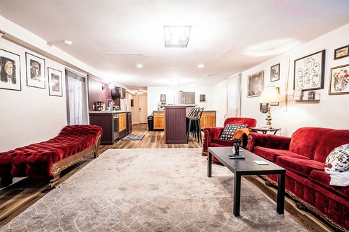 Lower Anderson Cottage: near airport, golf course, winery, stadium and more!