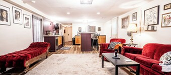 Lower Anderson Cottage: near airport, golf course, winery, stadium and more!