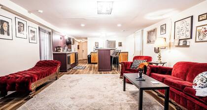 Lower Anderson Cottage: near airport, golf course, winery, stadium and more!