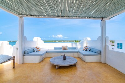 Jannah Suites stunning Penthouse apartment with, AC and incredible views Shela