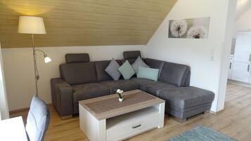 Fernseher, DVD-Player, Bücher, Stereoanlage