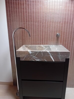 Sèche-cheveux, bidet, serviettes fournies, savon