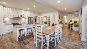 Dining - Botanical Gardens Retreat | CBD walking distance (Albury)
