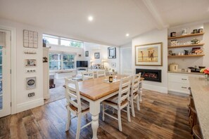 Dining - Botanical gardens retreat (Albury)