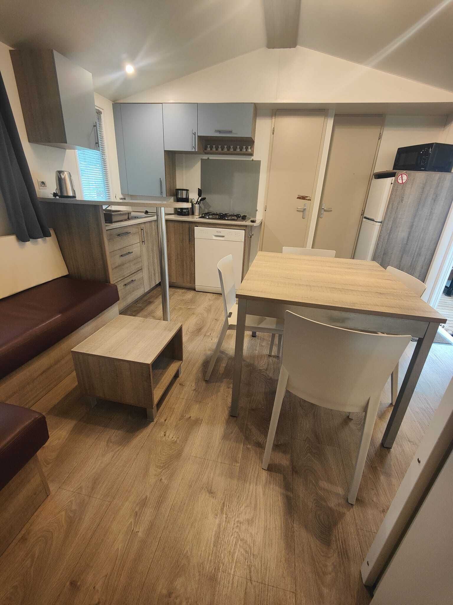 Frigorifero, microonde, piano cottura, lavastoviglie