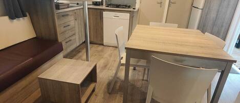 雪櫃、微波爐、爐具、洗碗機