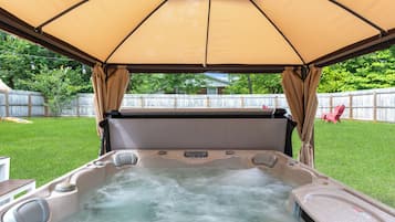 Tina de hidromasaje al aire libre