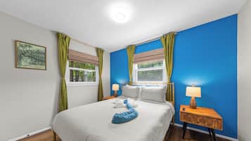 3 bedrooms, desk, WiFi, bed sheets