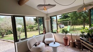 Una sala acogedora con un sofá, una pequeña mesa redonda y una planta en maceta.
