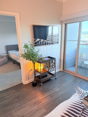 2 bedrooms, desk, iron/ironing board, free WiFi - Prime Wilshire Blvd Residence - Pool,Gym (Beverly Hills)