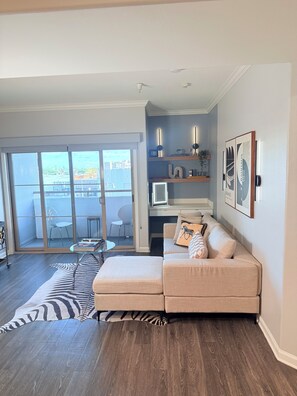 Smart TV, books, music library, video library - Prime Wilshire Blvd Residence - Pool,Gym (Beverly Hills)