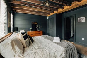 5 bedrooms, iron/ironing board, WiFi, bed sheets