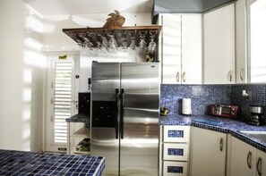 Réfrigérateur, four à micro-ondes, un four, lave-vaisselle