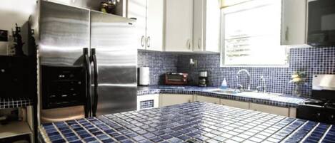 Een koelkast, een microgolfoven, een oven, een vaatwasser