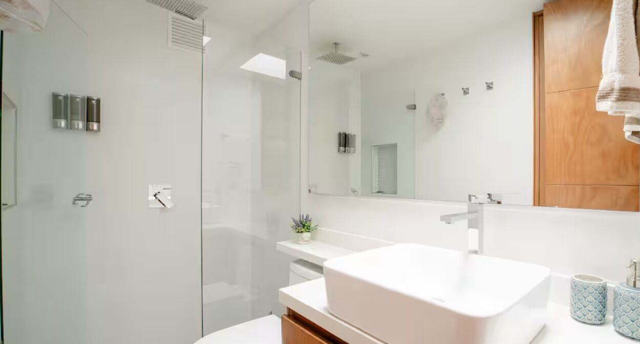 Dusche, Haartrockner, Handtücher, Seife