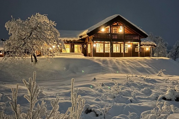 Bjørnebuhyttens fasade i vinterdrakt