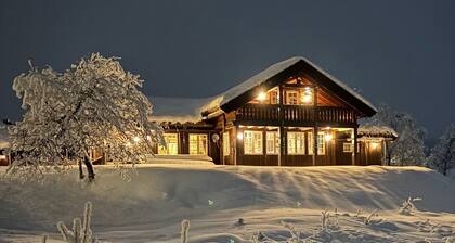 Large cozy cabin in the mountains with 13 beds and private hot tub - Jacuzzi