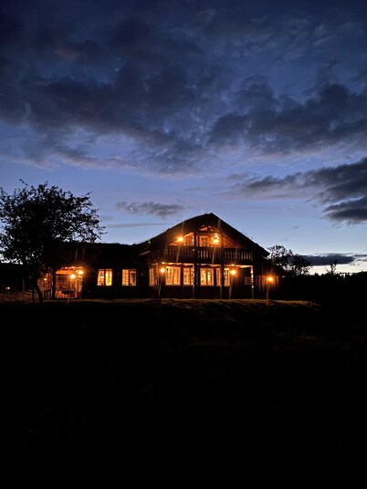 Large cozy cabin in the mountains with 13 beds and private hot tub - Jacuzzi