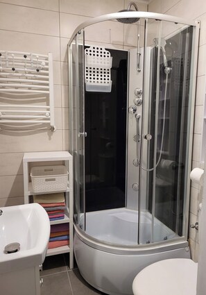 تجهيزات دش، مجففات شعر، مناشف، صابون