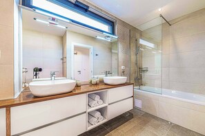 Douche, sèche-cheveux, bidet, serviettes fournies