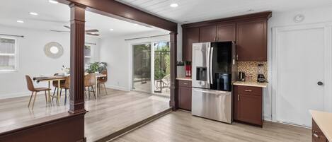 Refrigerador, microondas, horno, placa de cocina