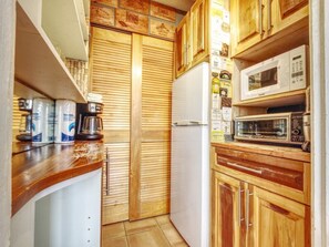 Réfrigérateur, micro-ondes, cafetière/bouilloire, grille-pain