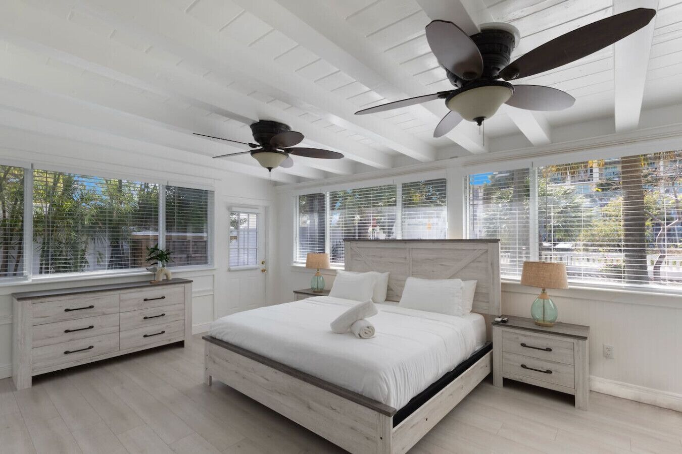 Tabla de planchar con plancha, cuna de viaje, wifi y ropa de cama