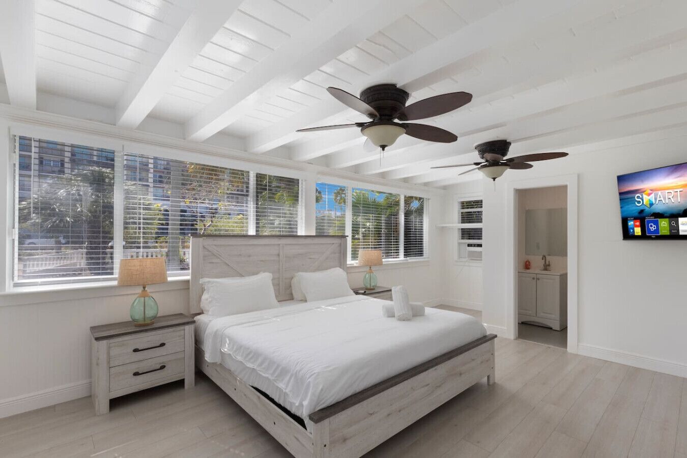 Tabla de planchar con plancha, cuna de viaje, wifi y ropa de cama