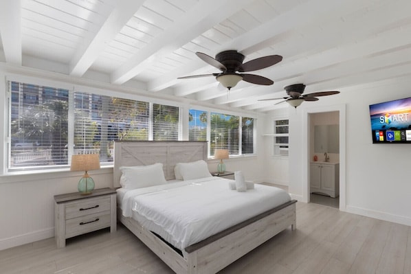 مكواة/لوح كي وسرير سفر وواي فاي وملاءات أسرّة