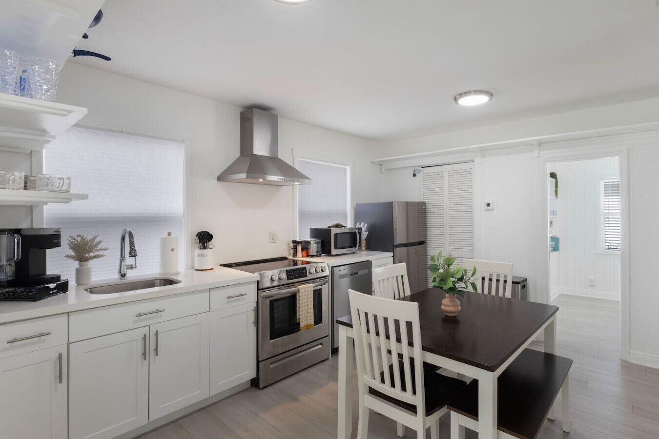 Microondas, horno, placa de cocina y lavavajillas