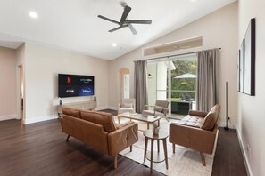 TV, table tennis - Saddle Up in Style - Heated Pool (Wellington)