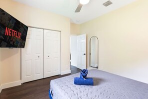 مكتب ومكواة/لوح كي وسرير سفر وواي فاي