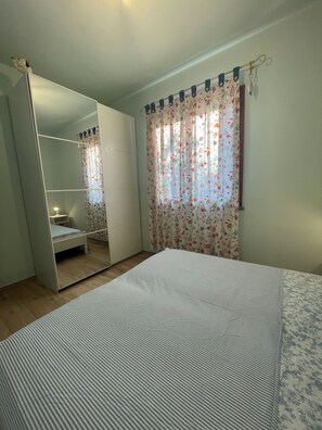 1 chambre, fer et planche à repasser