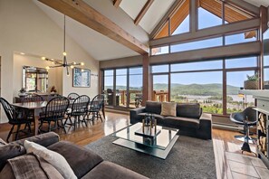 Smart-TV, Kamin, Stereoanlage