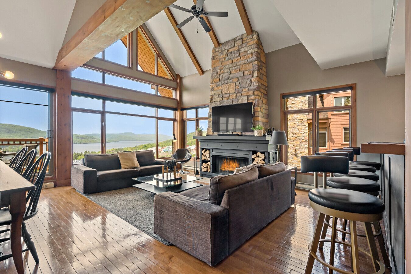 Smart TV, fireplace, stereo