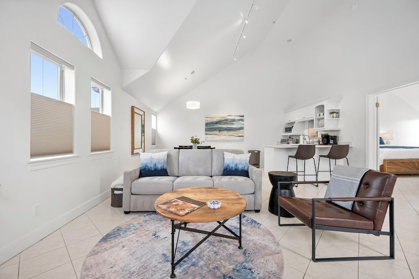 Mavericks Penthouse Downtown Luxury On Main Street, Half Moon Bay - San Mateo, CA