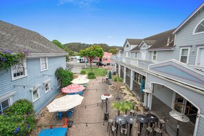 Outdoor dining - Mavericks Penthouse – Downtown Luxury on Main Street, Half Moon Bay (Half Moon Bay)